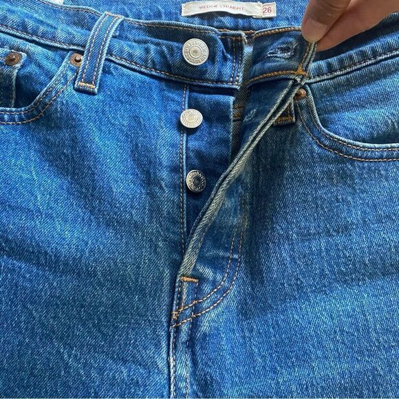 Like New Levi’s | Wedgie Straight Jeans, Size 26 - Picture 7 of 12